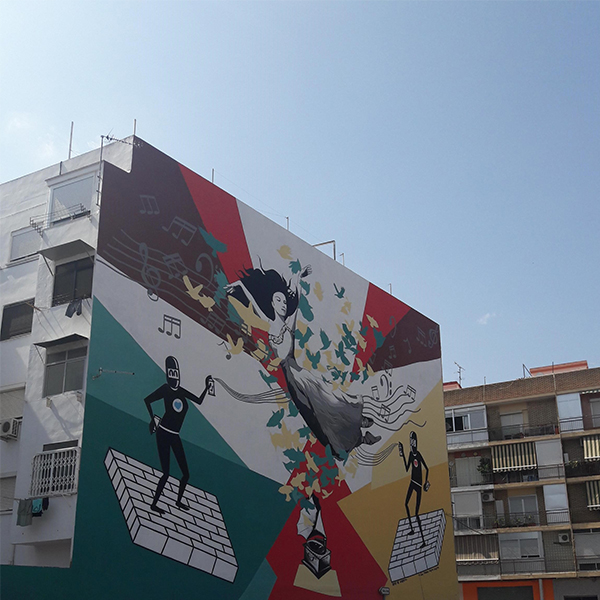 Julieta XLF y David de Limón dan vida a un mural junto a Pinturas Isaval