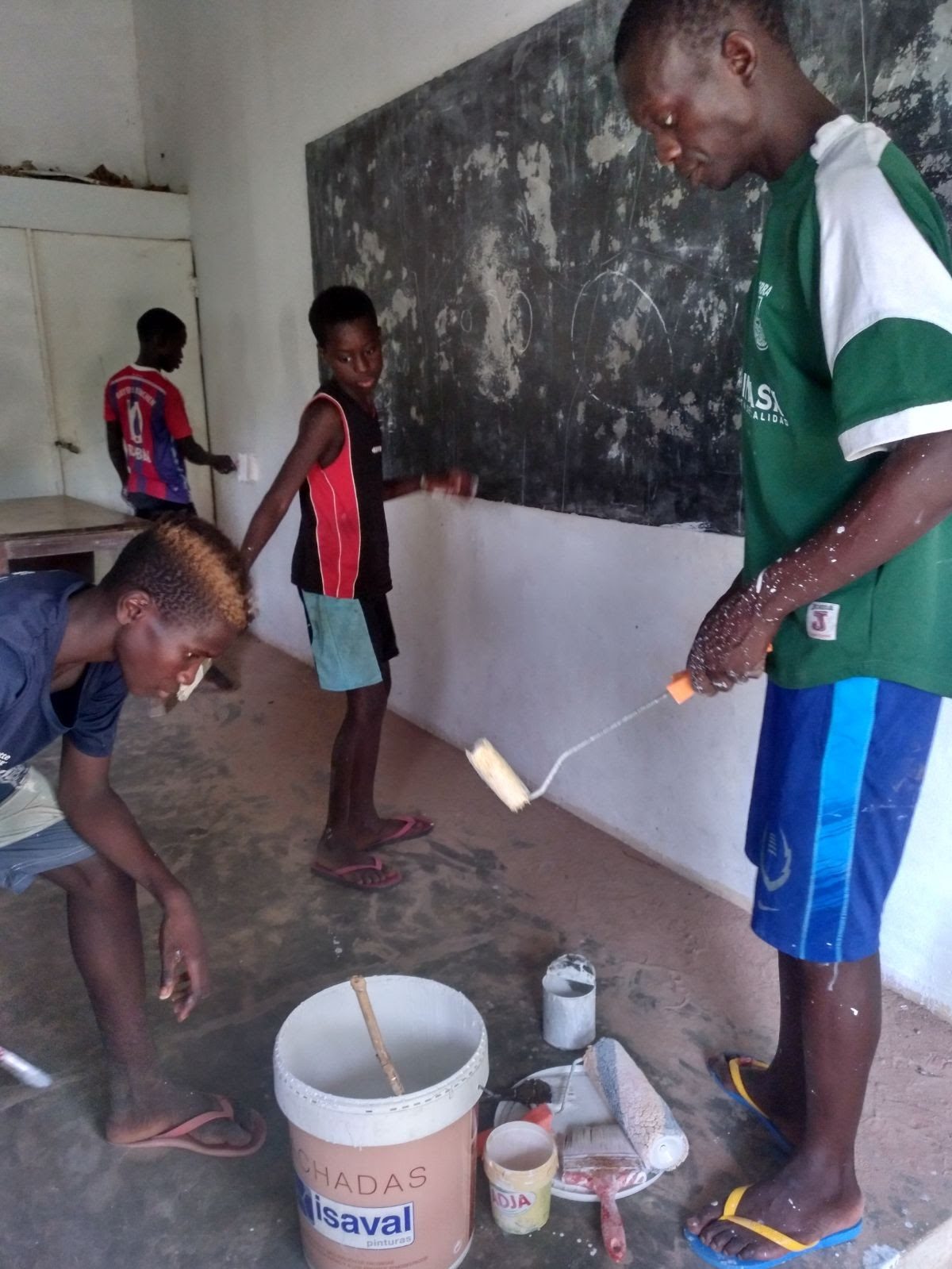 Colaboración ONGD Miradas al Mundo, pintando en Guinea Bissau.