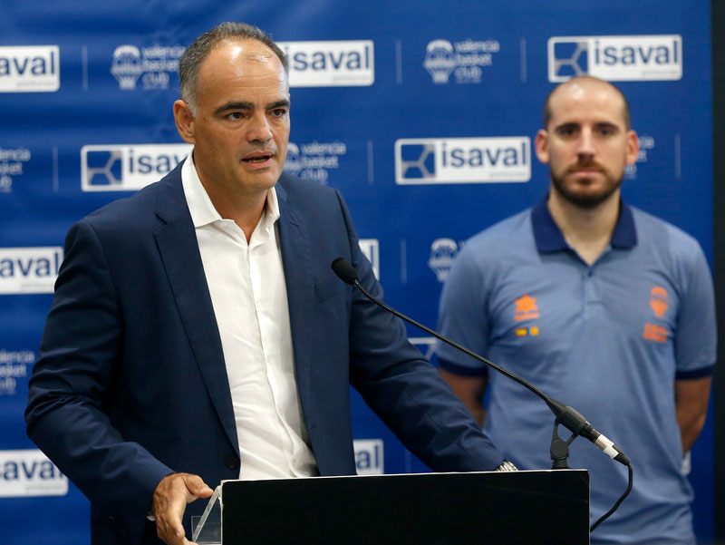 Quino Colom, presentado en la Tienda Pinturas Isaval de Aldaya como jugador de Valencia Basket.