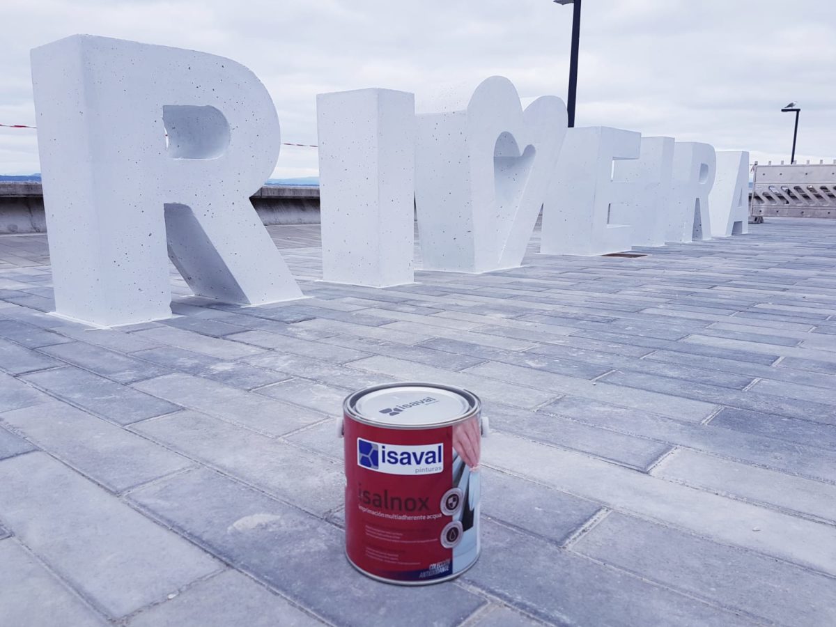 Pinturas Isaval da color al malecón de Ribeira