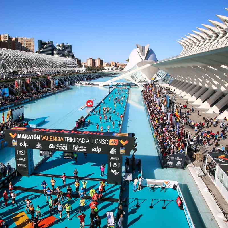 Oda al azul. Homenaje a los runners de Maratón y 10K Valencia.