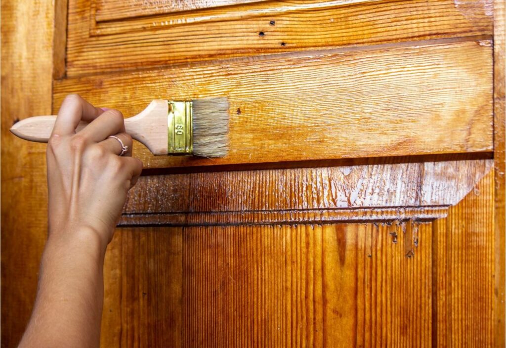 Barnizar puerta de madera