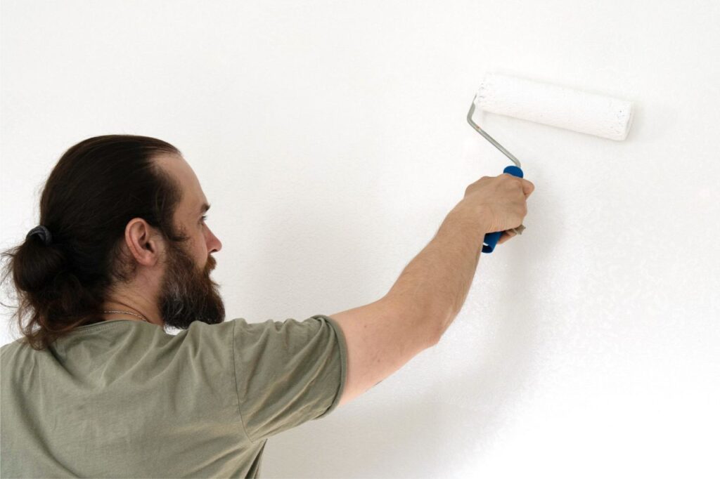 Pintar pared en color blanco nieve
