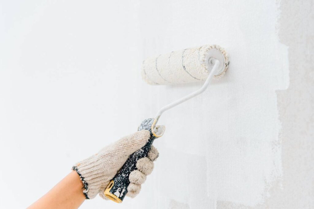 Pintar pared en color blanco nieve