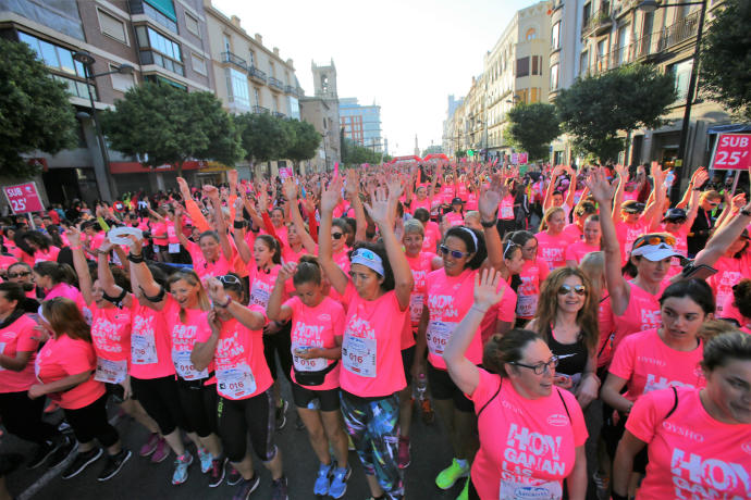 Pintando de rosa la carrera de la mujer de Valencia.