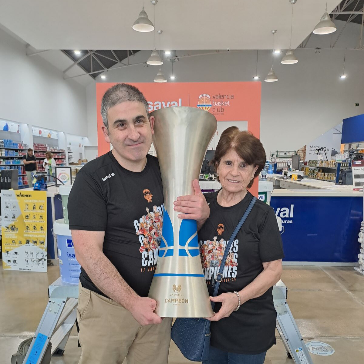 Isaval y Valencia Basket celebran el triunfo con una exposición itinerante del trofeo de la Liga Femenina Endesa