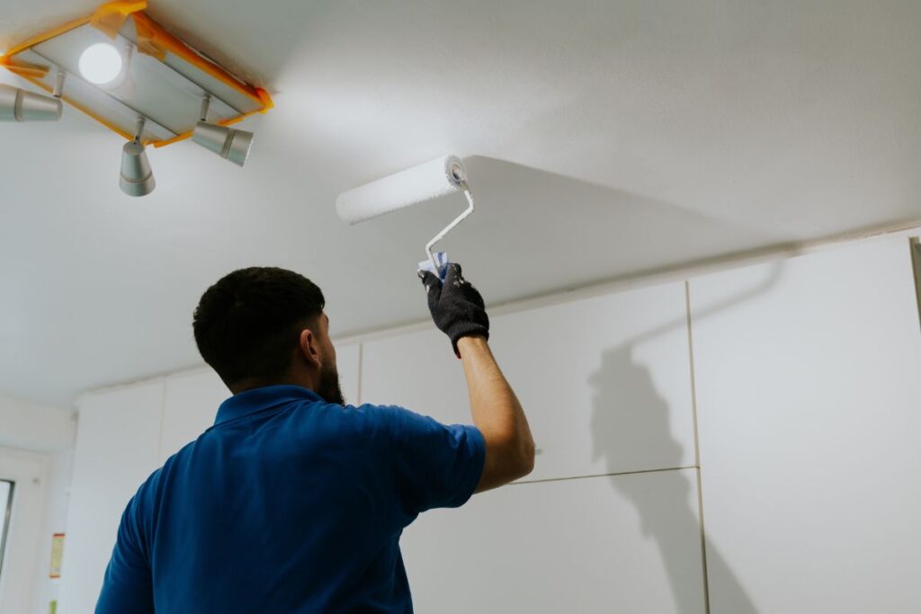 En qué dirección pintar el techo