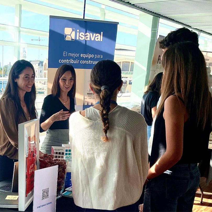 Isaval reafirma su compromiso con el talento en la Feria de Empleo de EDEM