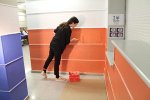 Lara Costafreda pintando con Pinturas Isaval el Hospital de Vilanova