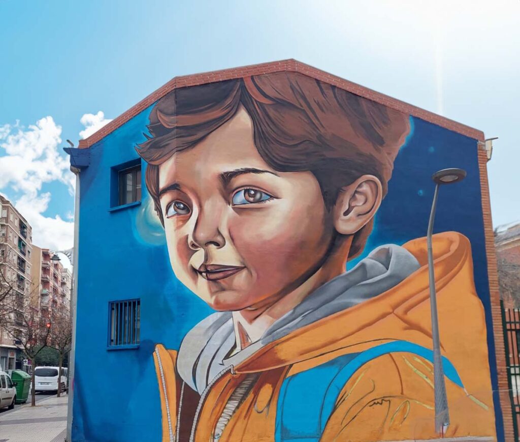 Mural en colegio de logroño con isaval