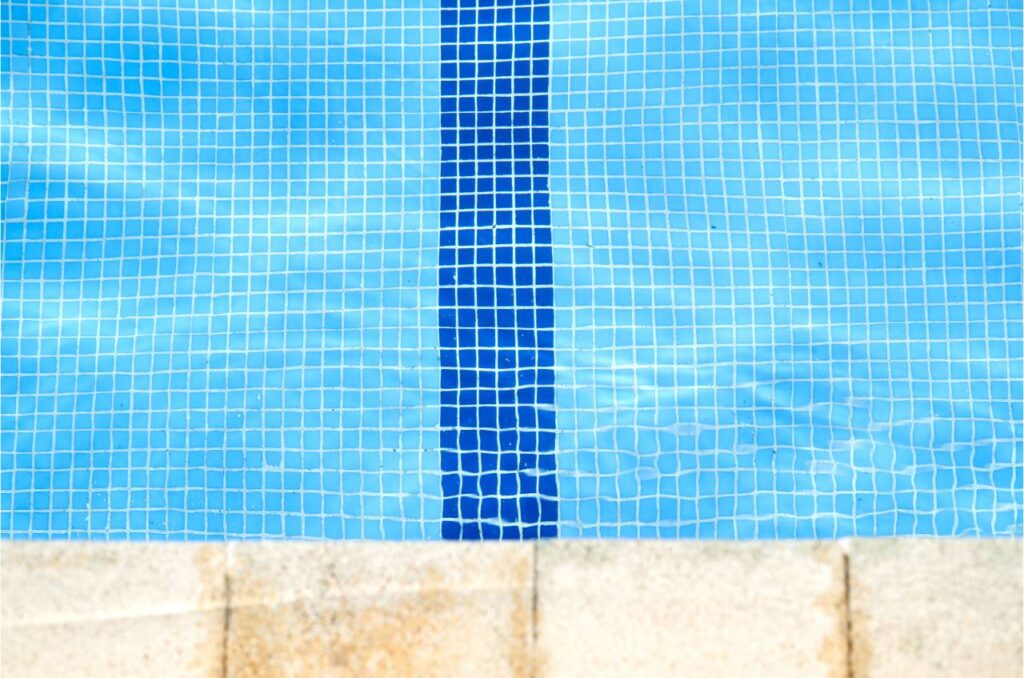 Instrucciones para pintar una piscina de gresite