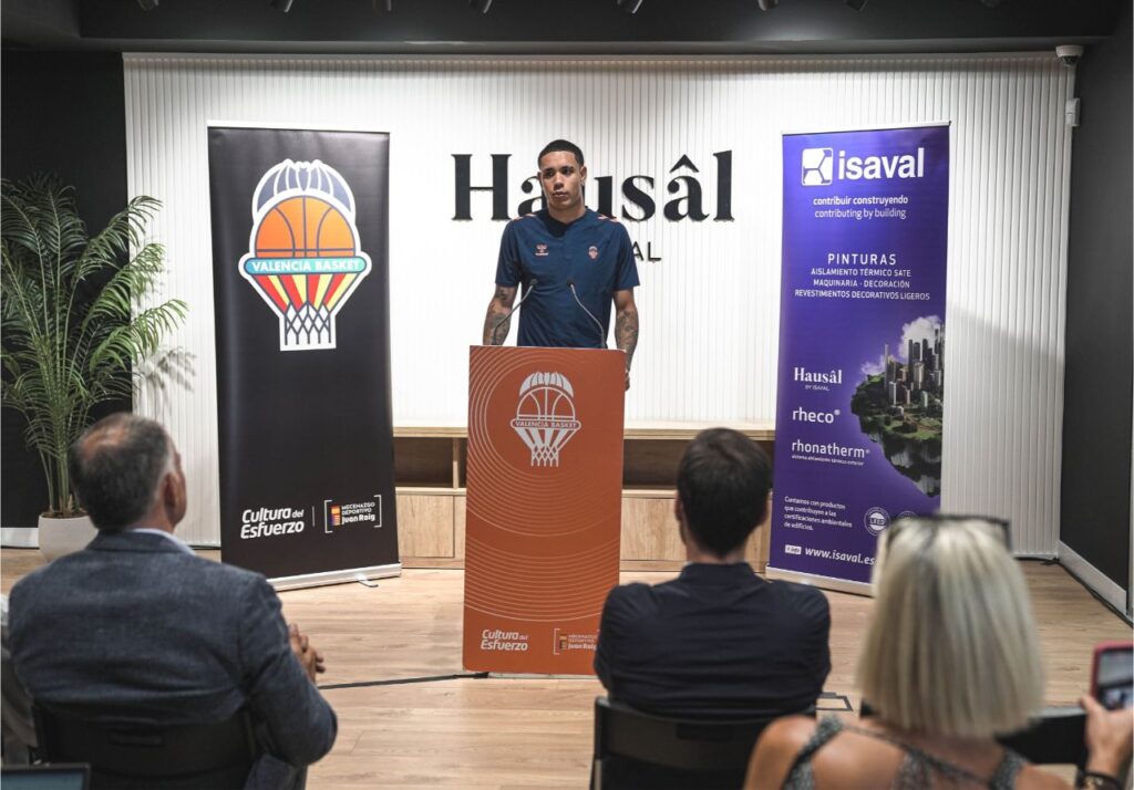 Isaac Nogués presentado en Isaval por el Valencia Basket Club