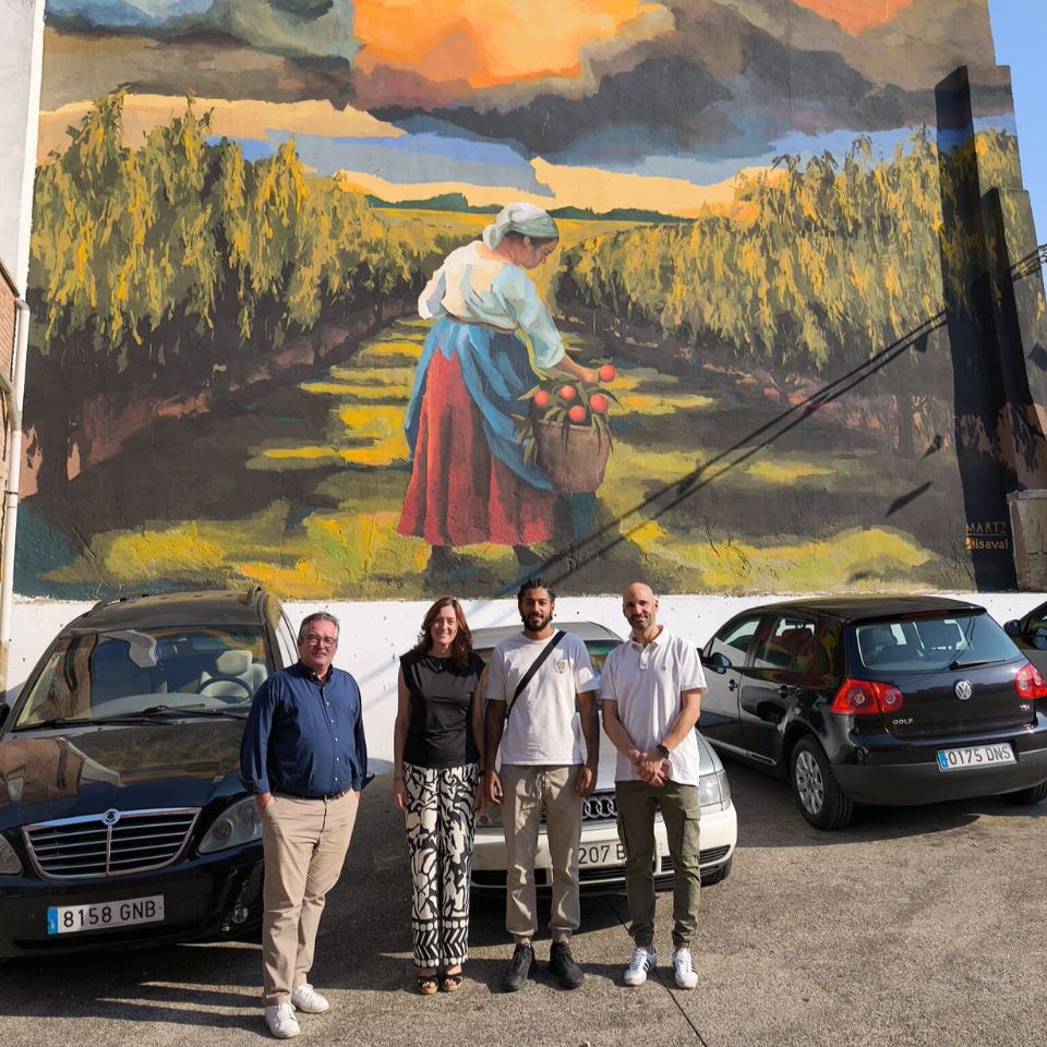 Isaval colabora en el mural homenaje a la mujer del campo en Lardero