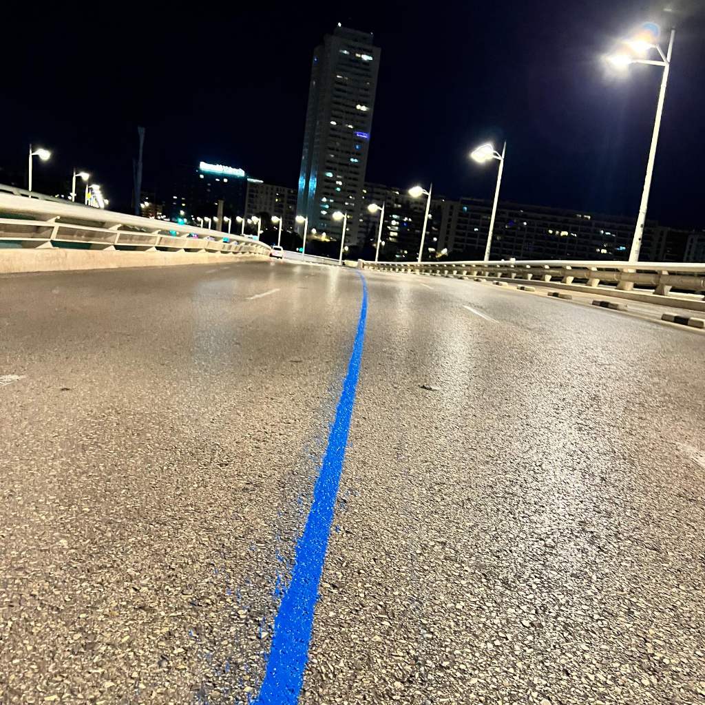 Isaval ilumina la Maratón de Valencia con una nueva línea azul que marcará el camino de los corredores