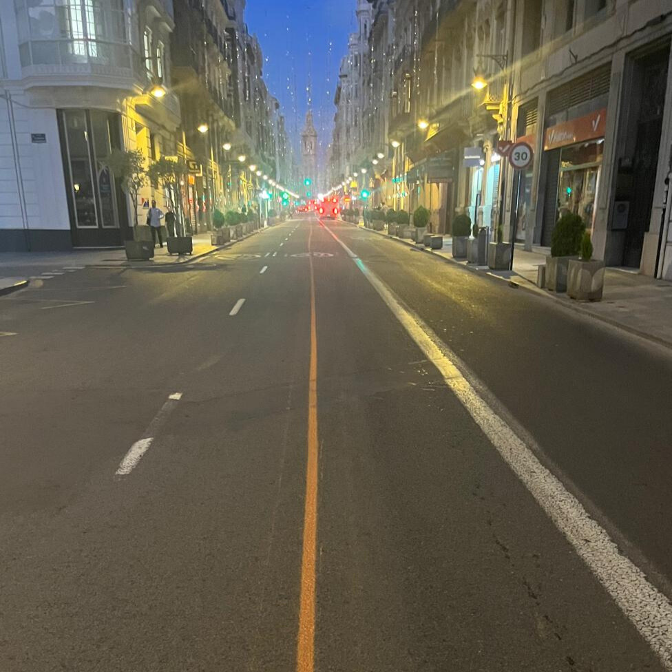 Isaval vuelve a dar color a la Media Maratón de Valencia con la línea que guiará a miles de corredores