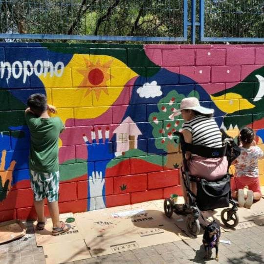 Isaval contribuye en la creación del mural por la diversidad en el IES Orriols