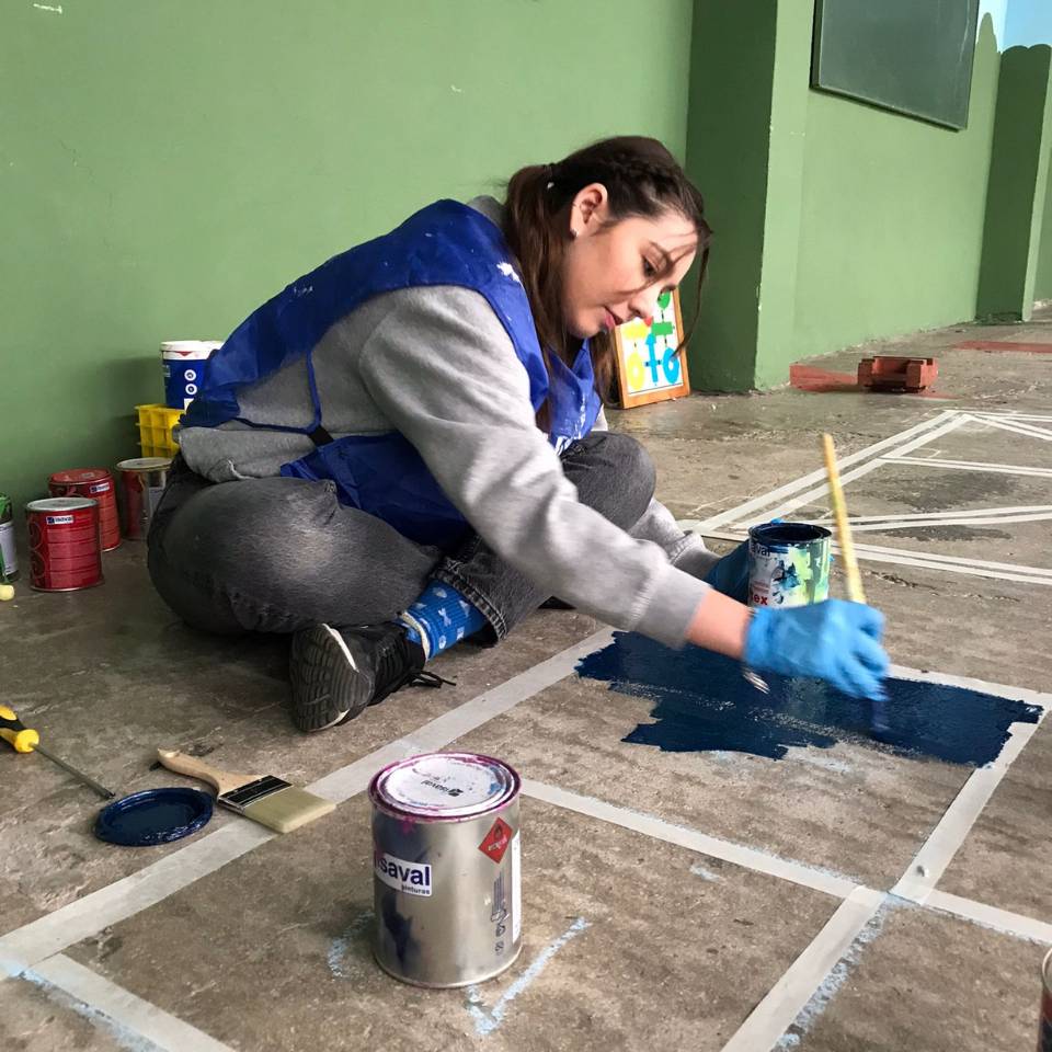 La iniciativa ‘Pinta tu cole’ llena de vida y color los centros educativos de ayuda para niños y niñas en Valencia