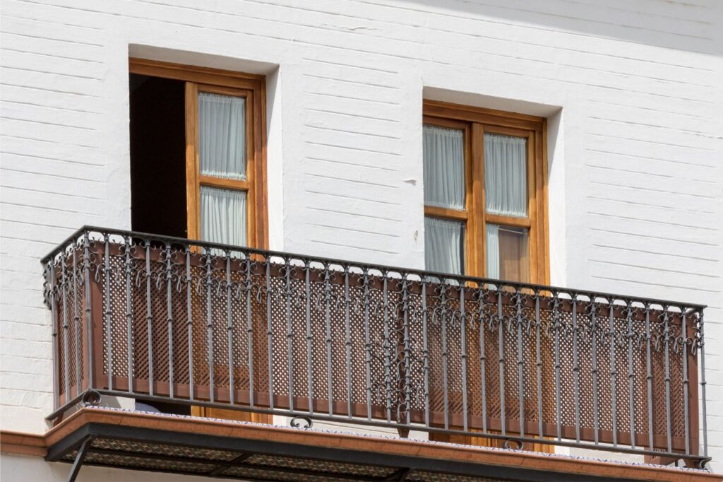 Pintar los barrotes de la fachada