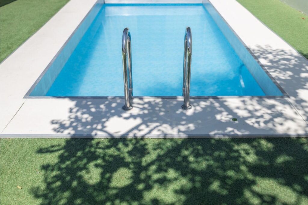 Pintar el borde de una piscina