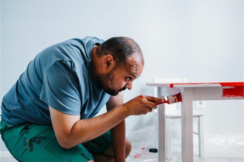 Pintar mesa de madera del comedor