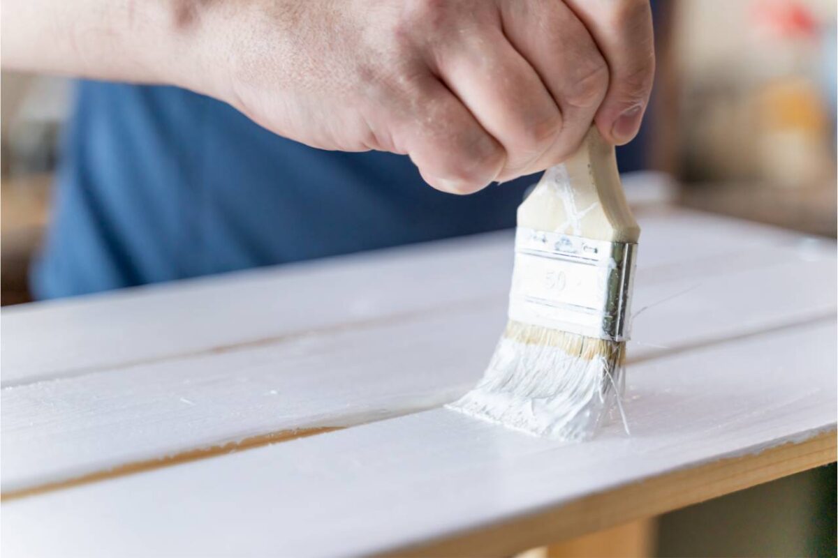¿Cómo pintar muebles de blanco?