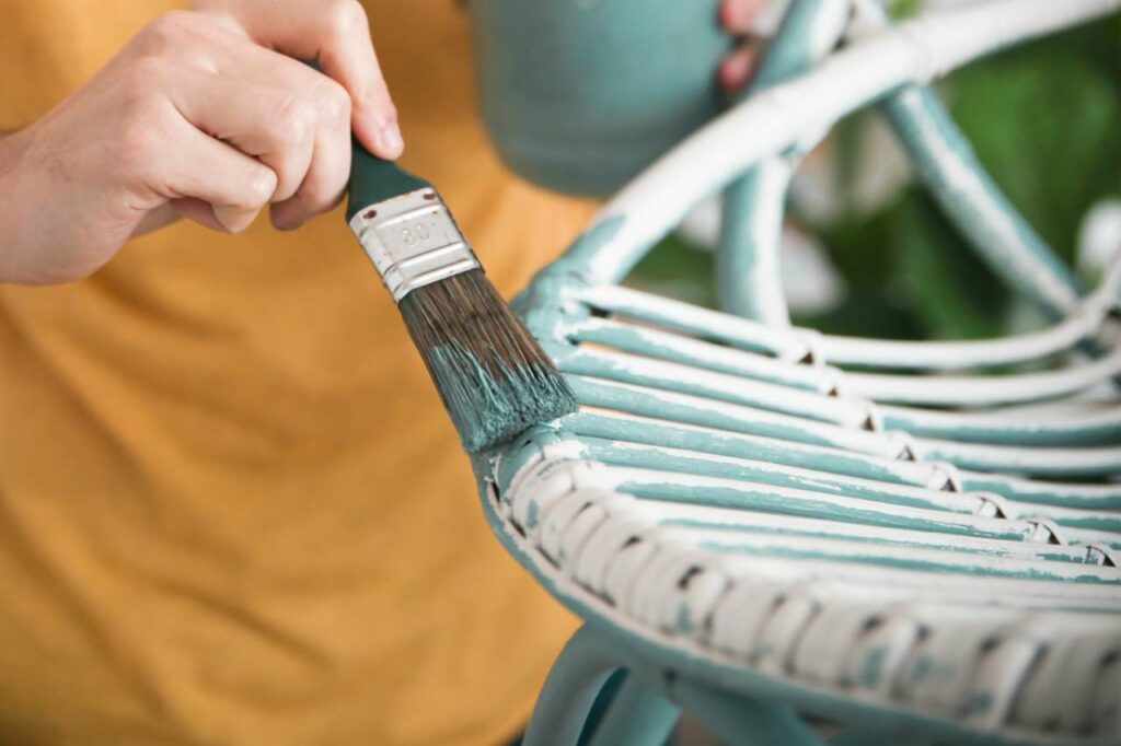 Pintando una silla de mimbre