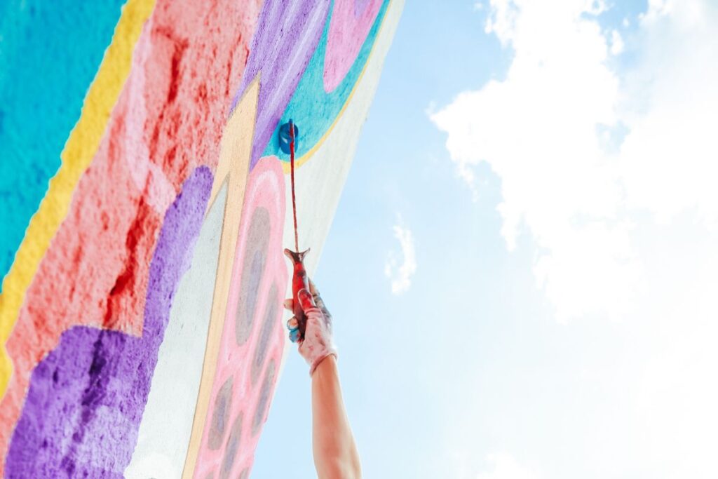 Cómo pintar un mural en la pared exterior