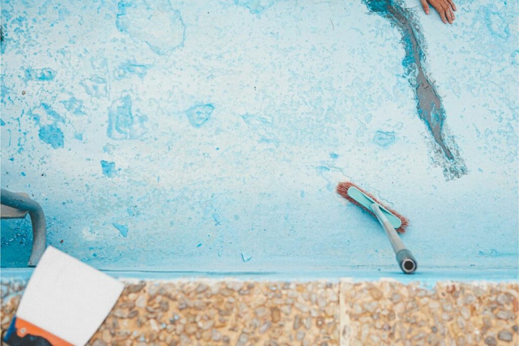 Cómo reparar una piscina