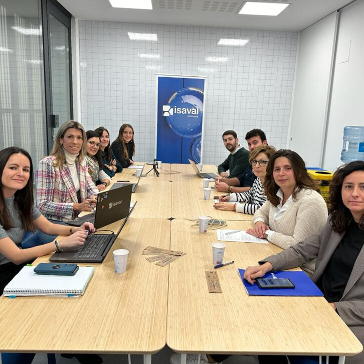 El equipo de Marketing y Comunicación de Isaval planifica 2024 en el entorno inspirador de La Mare Que Va