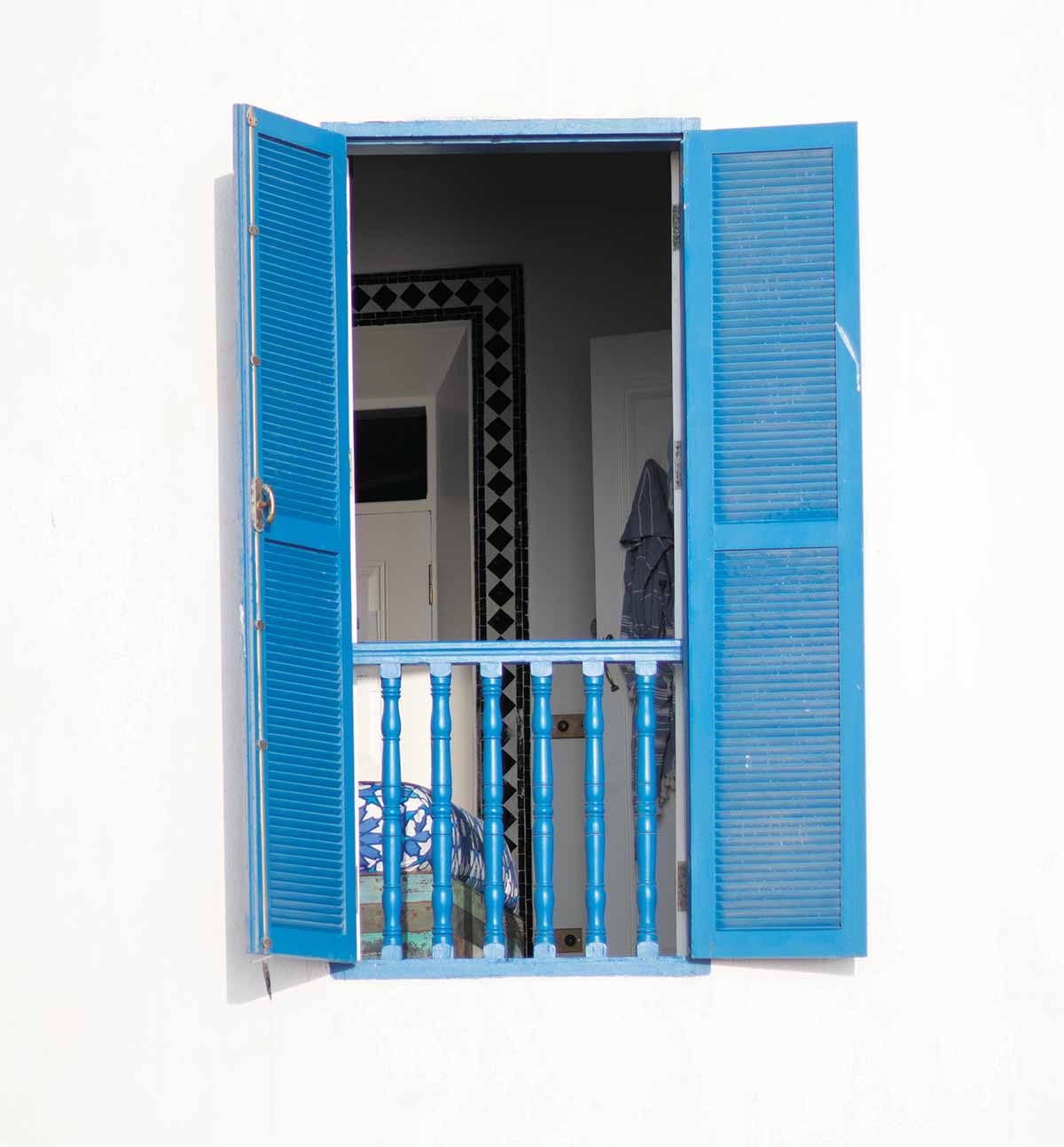 Azul Capri, el color que inspira las energías renovables • Isaval
