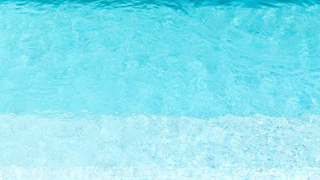 Turquesa o verde salvaje colores para pintar una piscina