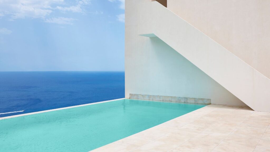 Turquesa o verde salvaje colores para pintar una piscina